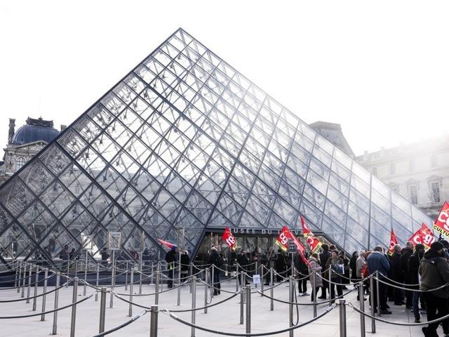 Louvre M&uuml;zesi'nde grev! Bir s&uuml;re daha kapalı olacak