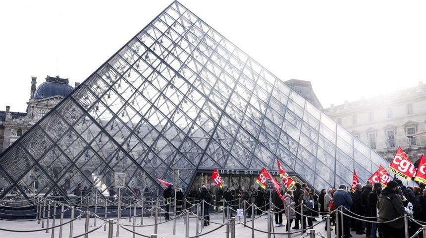 Louvre M&uuml;zesi'nde grev! Bir s&uuml;re daha kapalı olacak