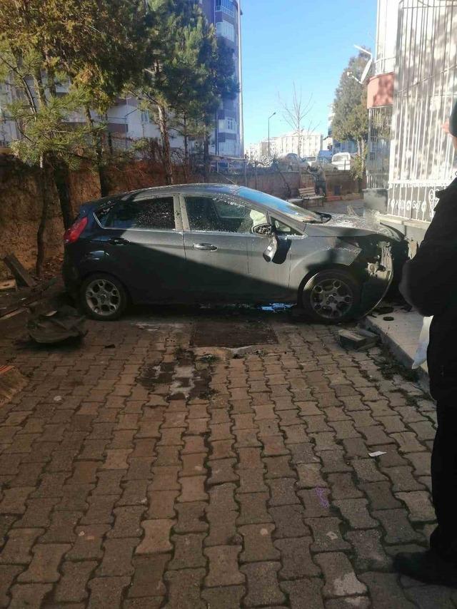 Apartman bah&ccedil;esine d&uuml;şen ara&ccedil;ta 4 kişi yaralandı 1