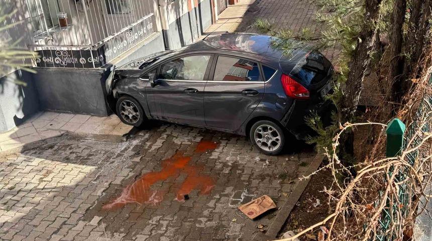 Apartman bah&ccedil;esine d&uuml;şen ara&ccedil;ta 4 kişi yaralandı