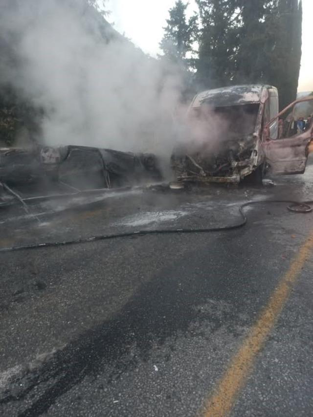 Kafa kafaya &ccedil;arpışan ara&ccedil;lar &ccedil;ıkan yangında k&uuml;le d&ouml;nd&uuml; 3