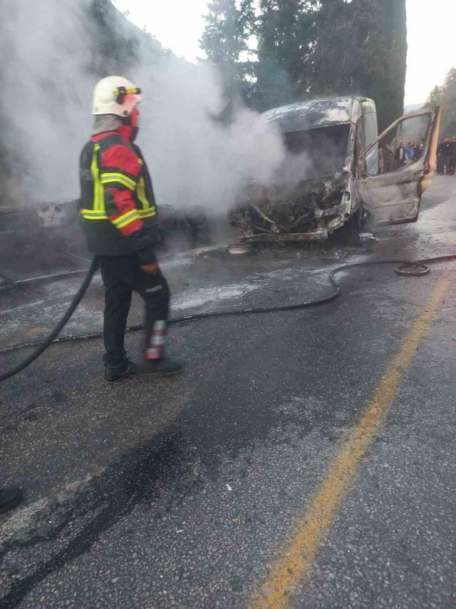 Kafa kafaya &ccedil;arpışan ara&ccedil;lar &ccedil;ıkan yangında k&uuml;le d&ouml;nd&uuml; 2