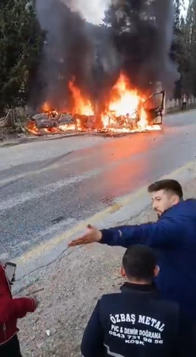 Kafa kafaya &ccedil;arpışan ara&ccedil;lar &ccedil;ıkan yangında k&uuml;le d&ouml;nd&uuml; 1