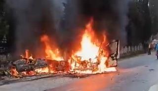 Kafa kafaya &ccedil;arpışan ara&ccedil;lar &ccedil;ıkan yangında k&uuml;le d&ouml;nd&uuml;