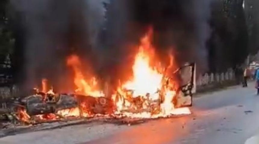 Kafa kafaya &ccedil;arpışan ara&ccedil;lar &ccedil;ıkan yangında k&uuml;le d&ouml;nd&uuml;