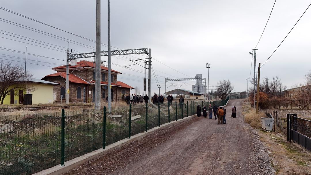 Kemal Sunal filmi gibi: Mahallenin ortasına tel örgü çekildi! 2