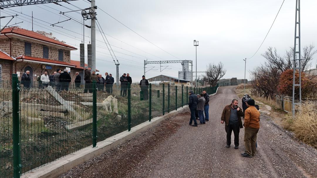 Kemal Sunal filmi gibi: Mahallenin ortasına tel örgü çekildi! 3