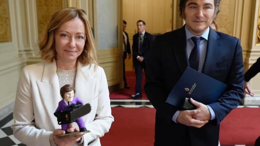 Meloni d&uuml;nya liderlerinden gelen hediyeleri satışa &ccedil;ıkarıyor! Toplam değeri dudak u&ccedil;uklattı 1