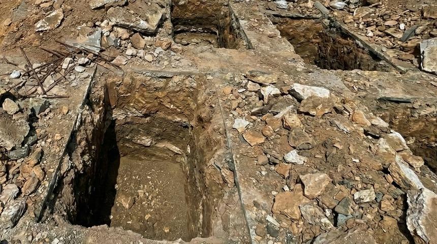 Suriye'de eski g&uuml;venlik merkezinde toplu mezar bulundu