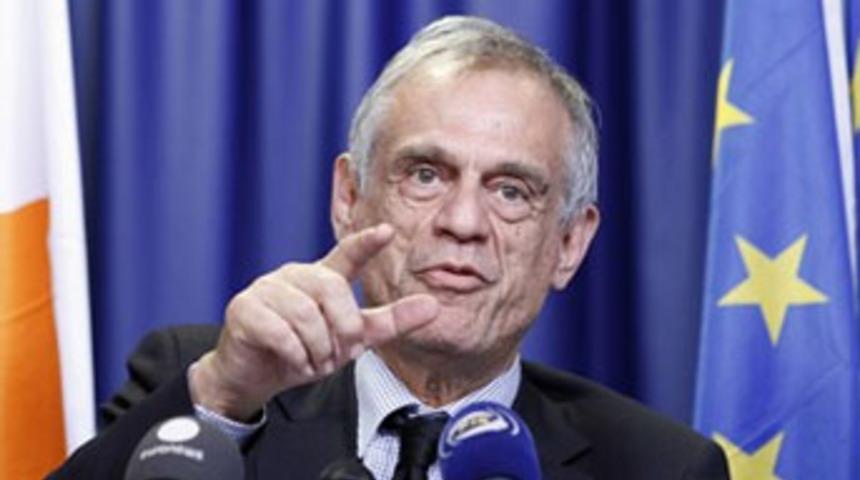 Kriz bakanı koltuğundan etti!