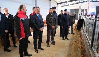 Yozgat'ta devlet desteğinden yararlanan &uuml;reticiye 26 damızlık gebe d&uuml;ve verildi