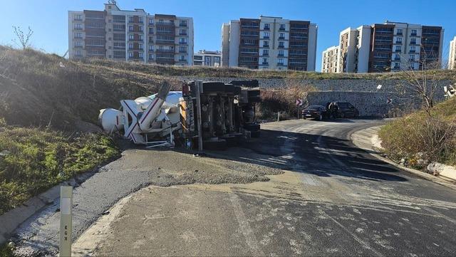 Virajı alamayan beton mikseri yan yattı, beton yola d&ouml;k&uuml;ld&uuml; 3