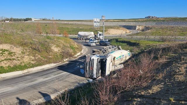 Virajı alamayan beton mikseri yan yattı, beton yola döküldü 2
