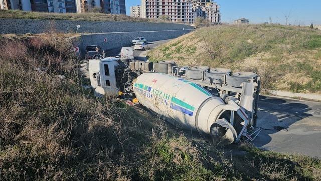Virajı alamayan beton mikseri yan yattı, beton yola döküldü 1