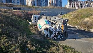 Virajı alamayan beton mikseri yan yattı, beton yola d&ouml;k&uuml;ld&uuml;