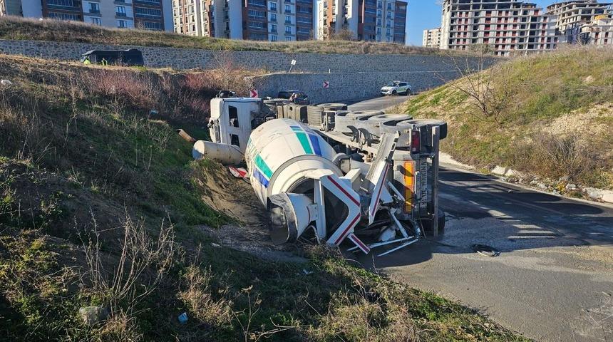 Virajı alamayan beton mikseri yan yattı, beton yola d&ouml;k&uuml;ld&uuml;