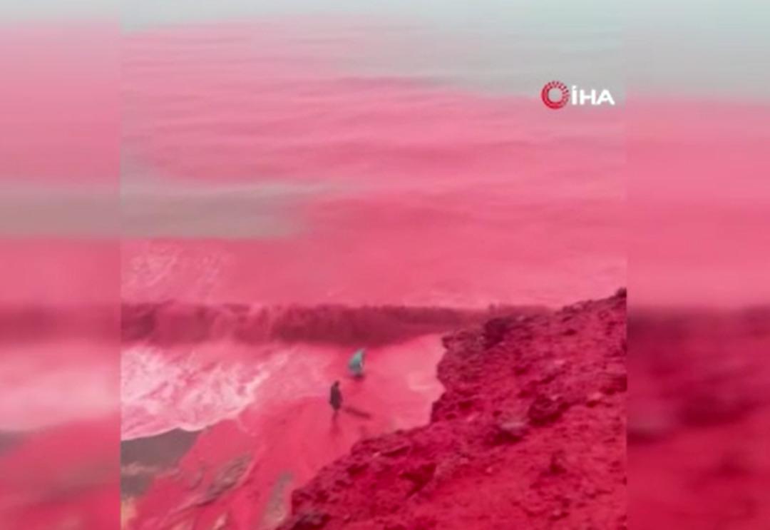 Deniz suyunun rengi yağışın ardından kızıla döndü 1