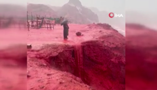 Deniz suyunun rengi yağışın ardından kızıla d&ouml;nd&uuml;