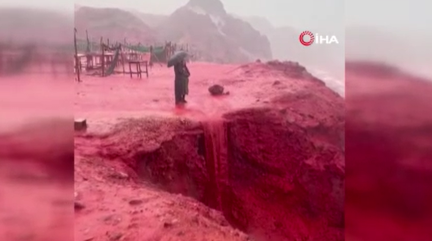 Deniz suyunun rengi yağışın ardından kızıla d&ouml;nd&uuml;