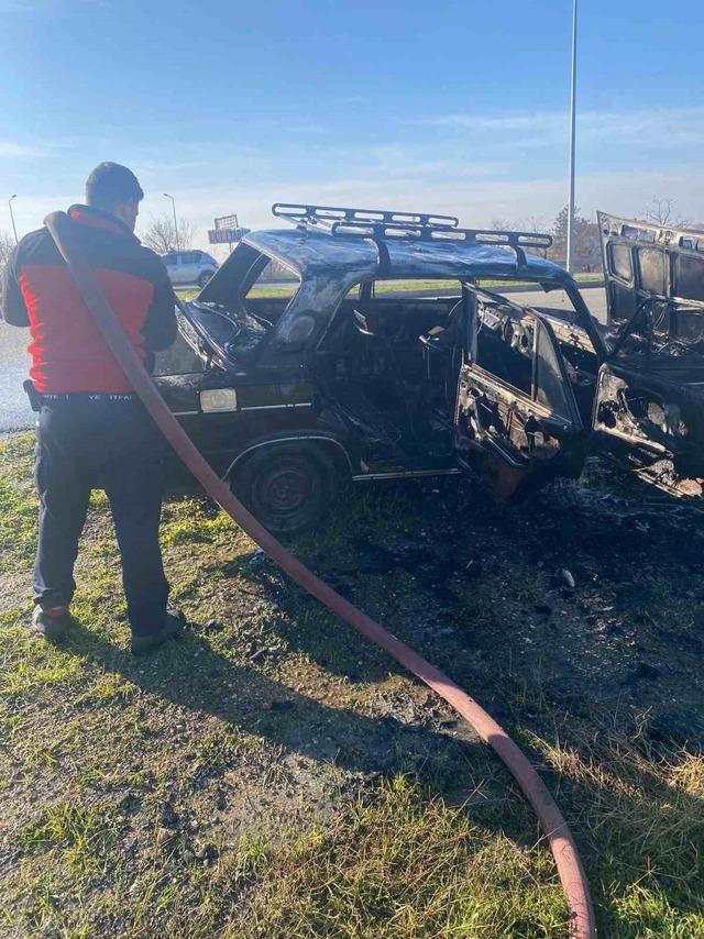 Babaeski&rsquo;de seyir halindeki otomobil alev aldı 3