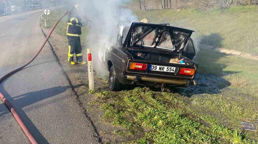 Babaeski&rsquo;de seyir halindeki otomobil alev aldı