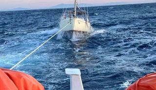 Dat&ccedil;a a&ccedil;ıklarında s&uuml;r&uuml;klenen yelkenli tekne kurtarıldı