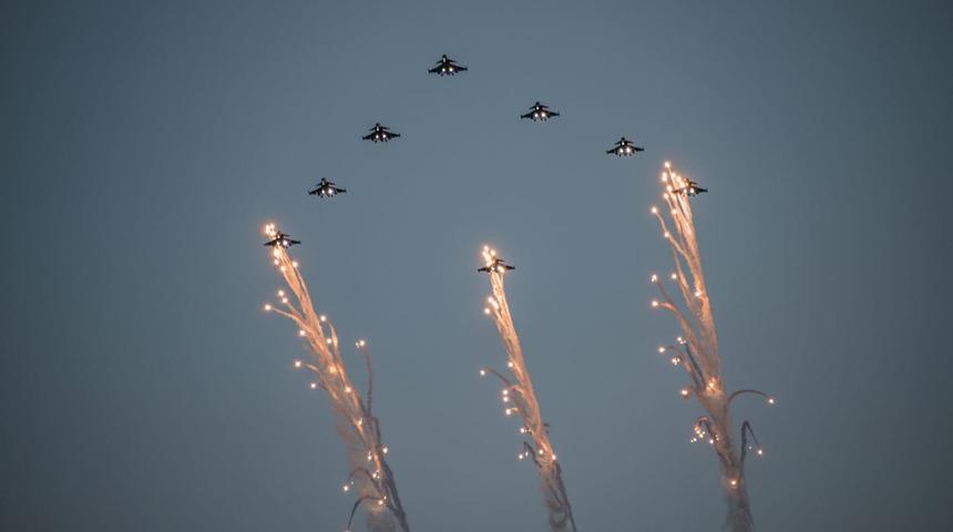 İskandinav &uuml;lkelerinin hava kuvvetlerinden 'Noel Ağacı' koreografisi