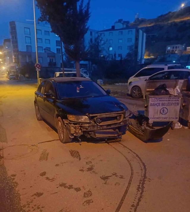 Osmaniye&rsquo;de &ccedil;&ouml;p kamyonuyla otomobil &ccedil;arpıştı: 1 yaralı 1