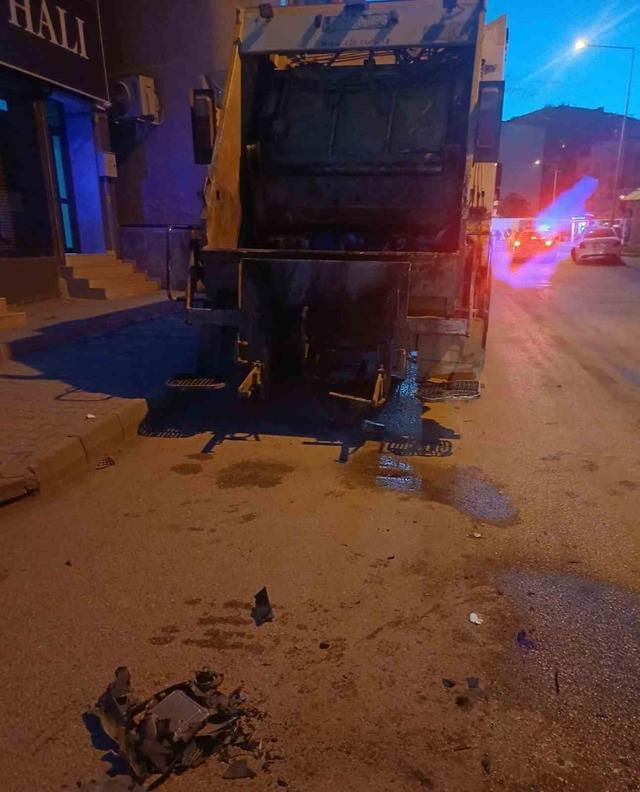 Osmaniye&rsquo;de &ccedil;&ouml;p kamyonuyla otomobil &ccedil;arpıştı: 1 yaralı 2