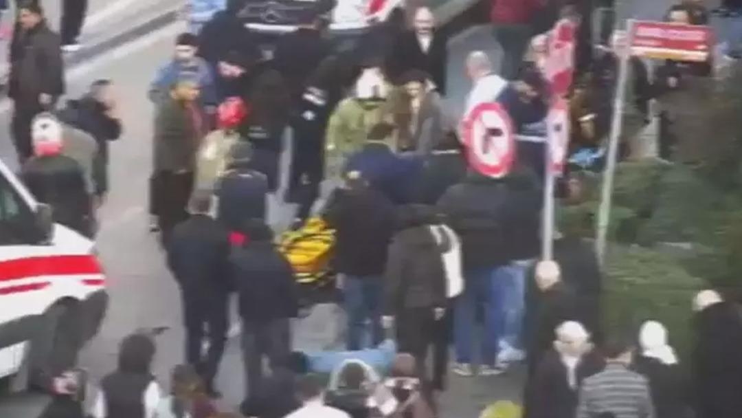 İstanbul daki kazadan acı haber! Kaldırıma &ccedil;ıkan ara&ccedil; yayalara &ccedil;arptı: 2 &ouml;l&uuml; 5 yaralı 2