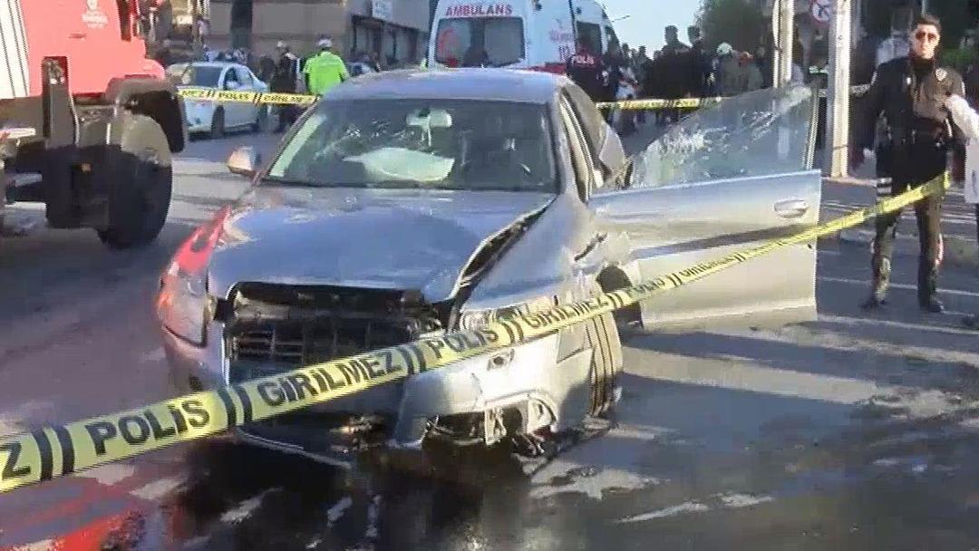 İstanbul daki kazadan acı haber! Kaldırıma &ccedil;ıkan ara&ccedil; yayalara &ccedil;arptı: 2 &ouml;l&uuml; 5 yaralı 1