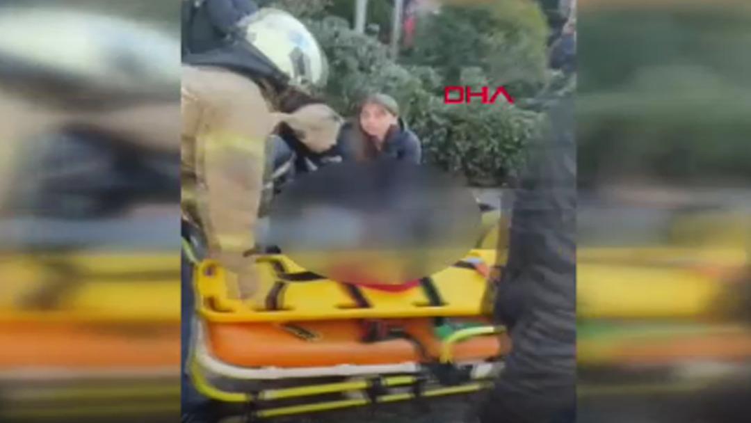 İstanbul daki kazadan acı haber! Kaldırıma &ccedil;ıkan ara&ccedil; yayalara &ccedil;arptı: 2 &ouml;l&uuml; 5 yaralı 4