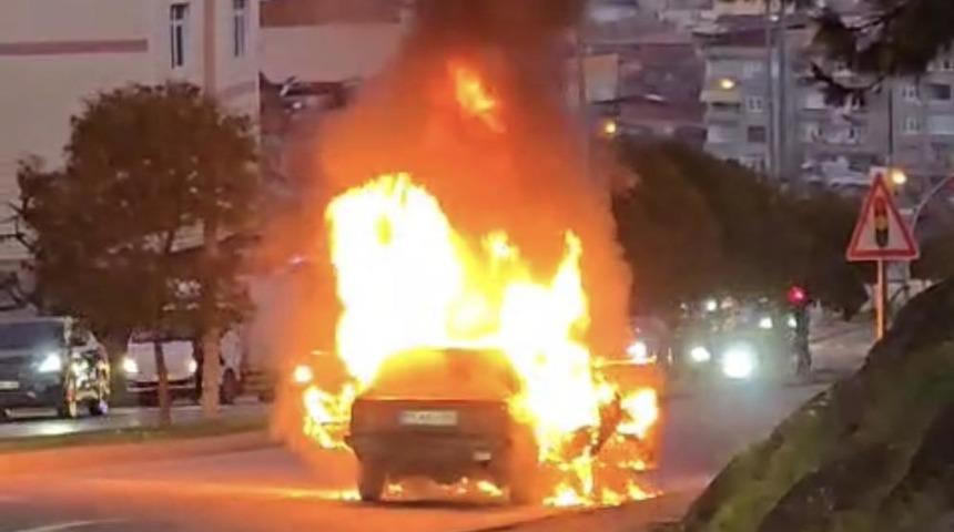 Seyir halindeki otomobil alev alev yandı! S&uuml;r&uuml;c&uuml; kendini g&uuml;&ccedil;l&uuml;kle dışarı attı