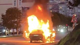 Seyir halindeki otomobil alev alev yandı! Sürücü kendini güçlükle dışarı attı