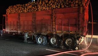 Tomruk y&uuml;kl&uuml; TIR&rsquo;da yangın paniği!