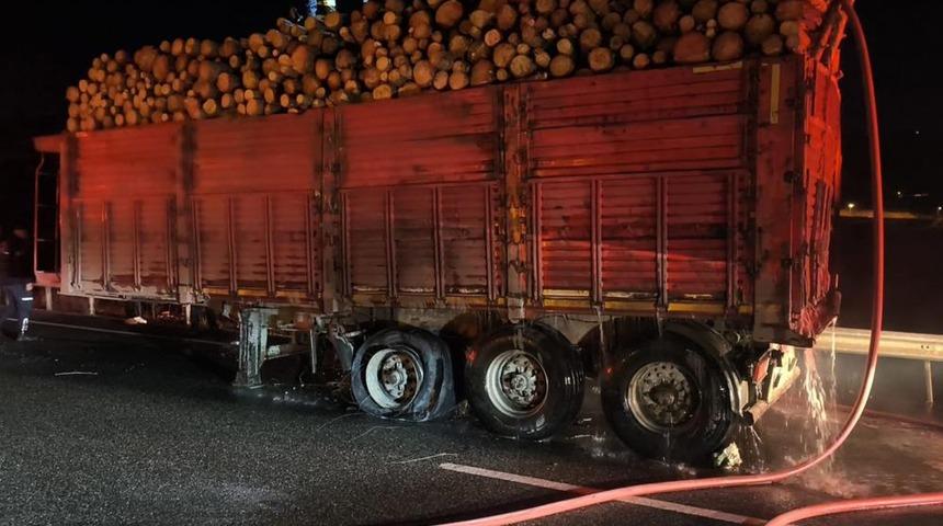 Tomruk y&uuml;kl&uuml; TIR&rsquo;da &ccedil;ıkan yangın b&uuml;y&uuml;meden s&ouml;nd&uuml;r&uuml;ld&uuml;