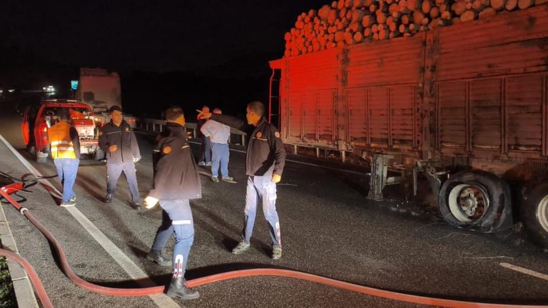 Tomruk yüklü TIR’da çıkan yangın büyümeden söndürüldü 2