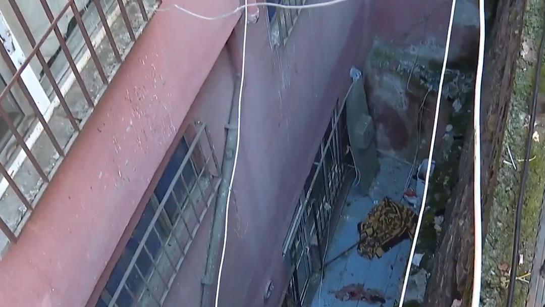 Şişli de feci &ouml;l&uuml;m: Polisten ka&ccedil;mak isteyen &Ouml;zbek kadın ikinci kattan zemine atladı 1