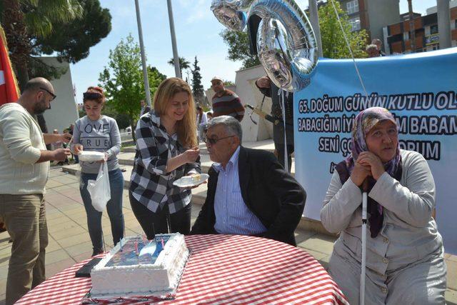 İsviçre'den gelip babasına mehterli süprriz doğum günü kutlaması yaptı