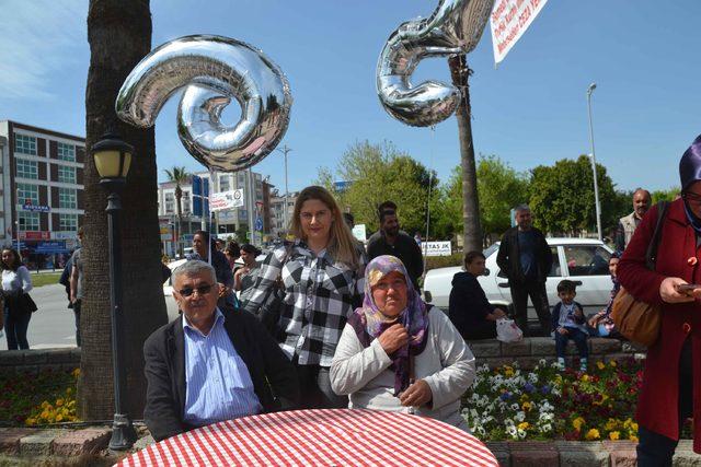 İsviçre'den gelip babasına mehterli süprriz doğum günü kutlaması yaptı