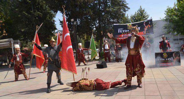 İsviçre'den gelip babasına mehterli süprriz doğum günü kutlaması yaptı