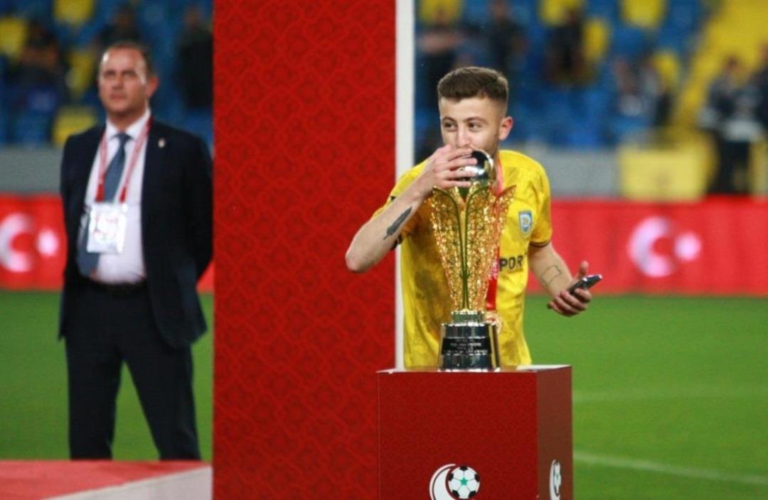 Kocaeli de silahlı saldırı: 1 i futbolcu 3 yaralı 5