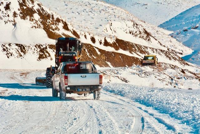 Siirt’te 10 köyün ulaşımını sağlayan yol kardan kapandı 3