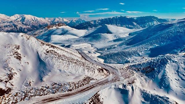 Siirt’te 10 köyün ulaşımını sağlayan yol kardan kapandı 2