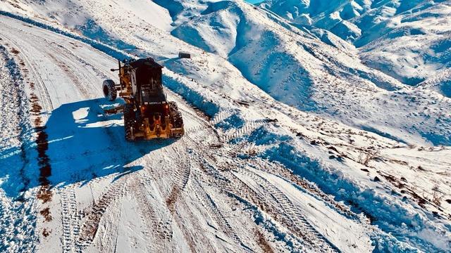 Siirt’te 10 köyün ulaşımını sağlayan yol kardan kapandı 1