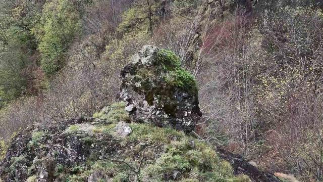 Yamaçtaki ilginç kaya dikkat çekiyor 2