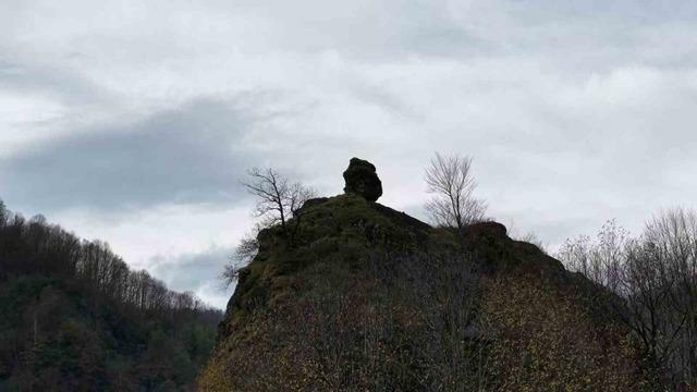 Yamaçtaki ilginç kaya dikkat çekiyor 1