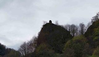 Yama&ccedil;taki ilgin&ccedil; kaya dikkat &ccedil;ekiyor