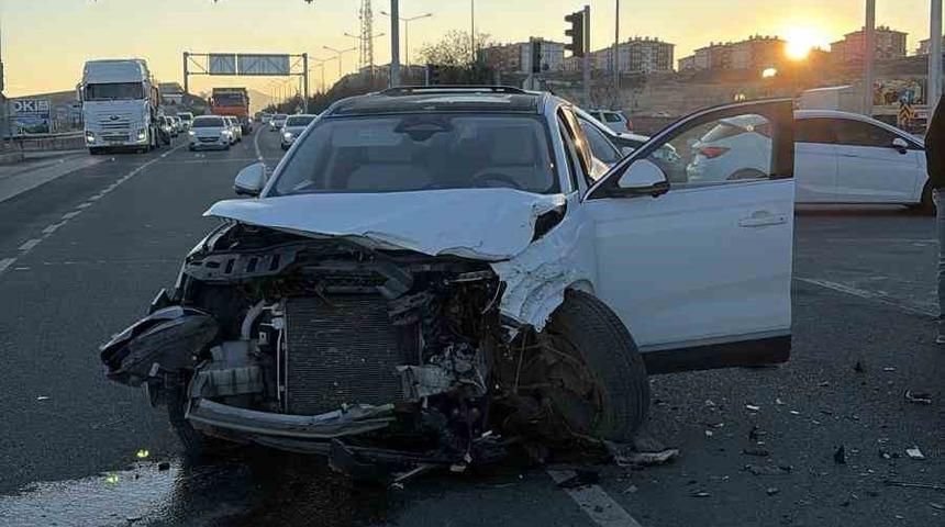 Elazığ&rsquo;da minib&uuml;s ile cip &ccedil;arpıştı: 2 yaralı