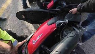 Aracın altında sıkışan motosiklet b&ouml;yle &ccedil;ıkarıldı